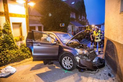 Korb: Fahrer faehrt alkoholisiert in 30er Zone gegen Hauswand - Gaffer bekommt Anzeige 
